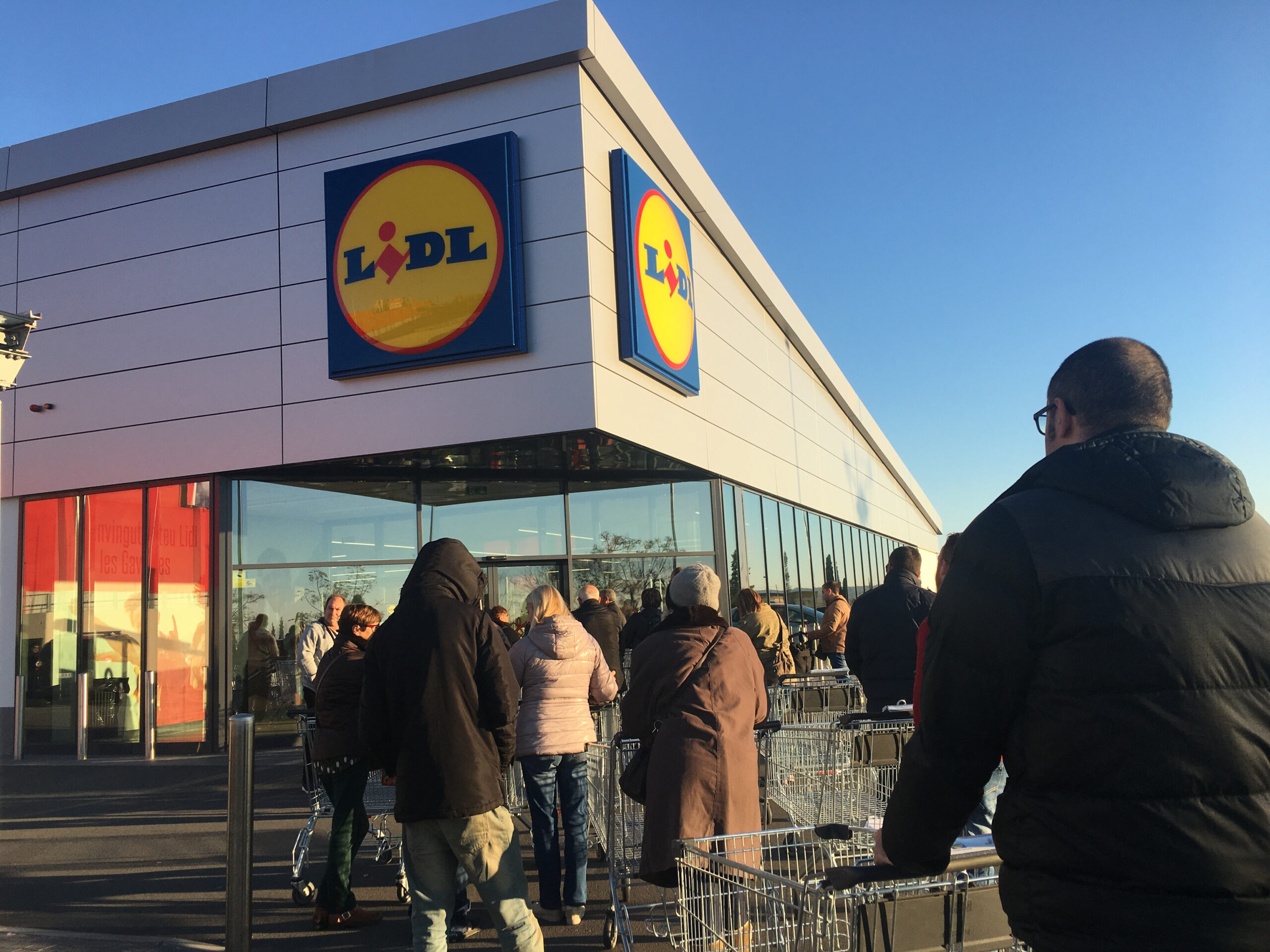 Imagen de colas en el supermercado Lidl