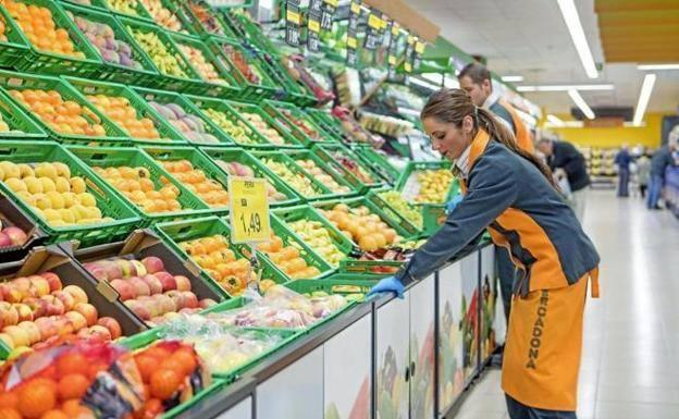 Dependientes de la sección de frutería de Mercadona