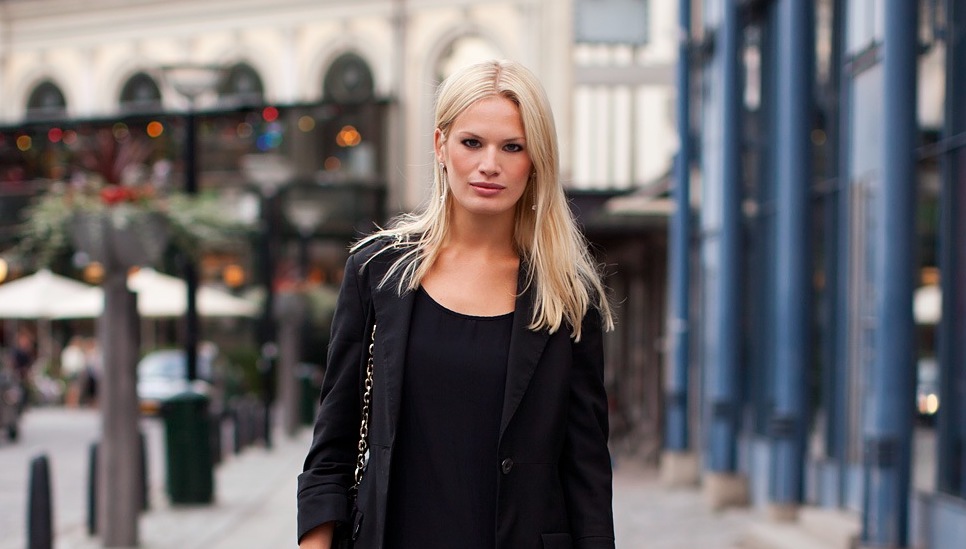 Street style con vestido negro
