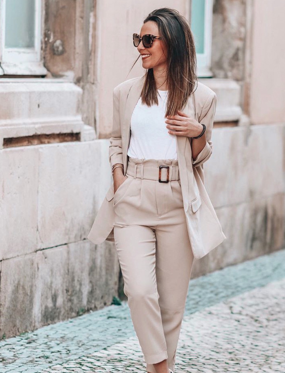 Influencer con look de Stradivarius