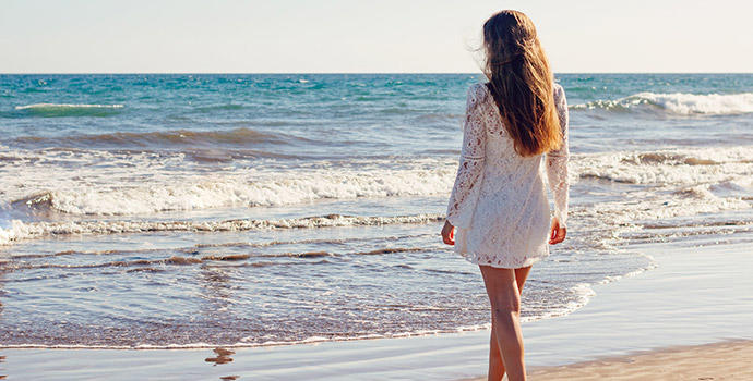Imagen de una mujer en la playa en verano