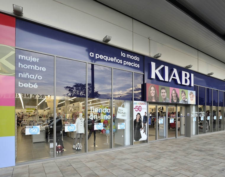 Conjunto gabardina de mujer más vaquero por 30 euros en Kiabi
