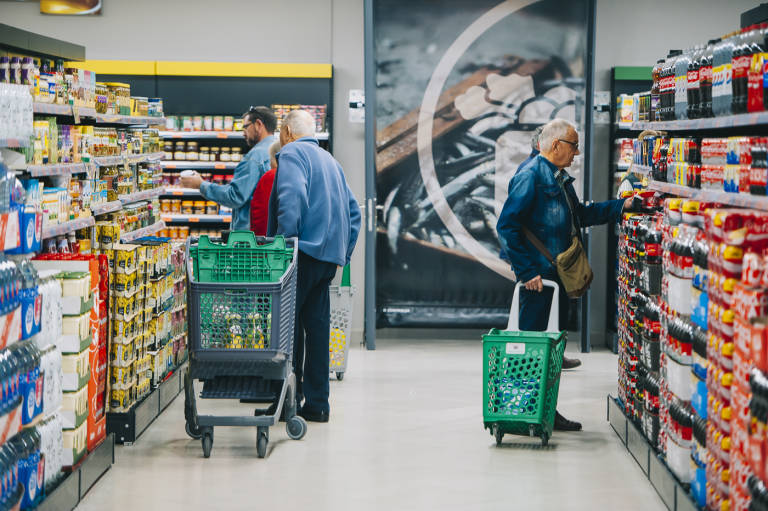 Personas comprando en los supermercados Mercadona