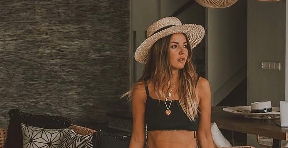 Influencer luciendo la falda viral de Zara