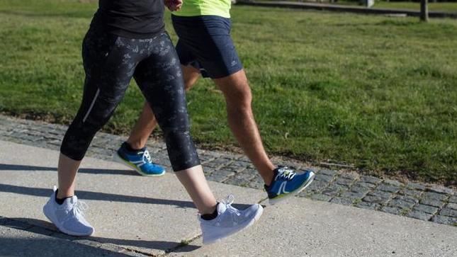 Dos personas haciendo marcha deportiva