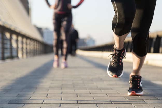 Mujer corriendo con deportivas