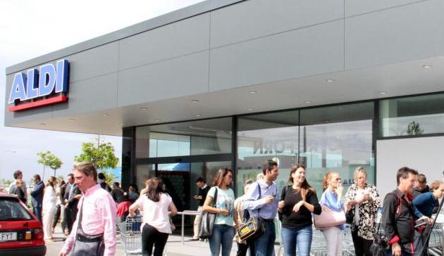 Supermercados Aldi con muchas personas esperando