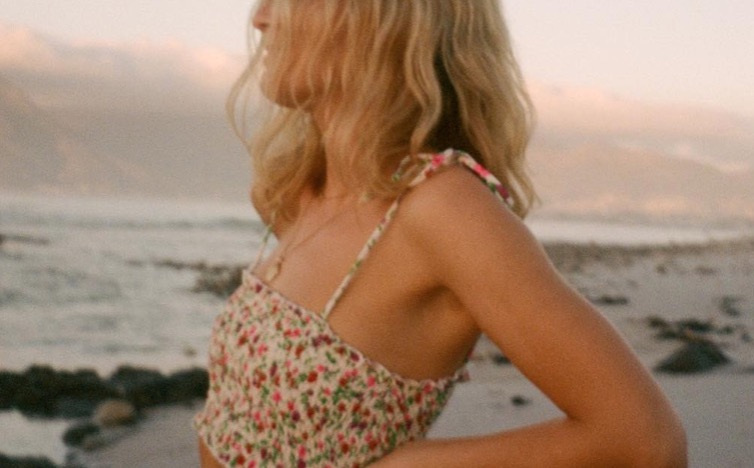 Publicación de Instagram con influencer luciendo top de Stradivarius