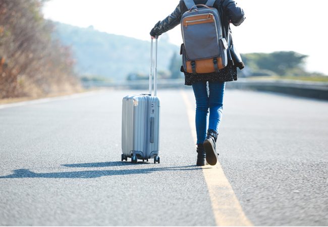 Viajero con su maleta