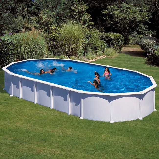 Niños juntando en una piscina desmontable