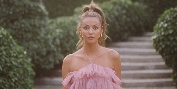 Influencer con vestido de Zara