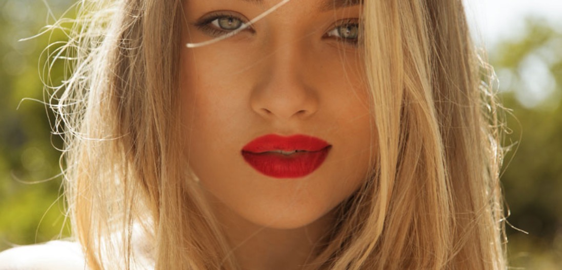 Mujer con un rubio natural