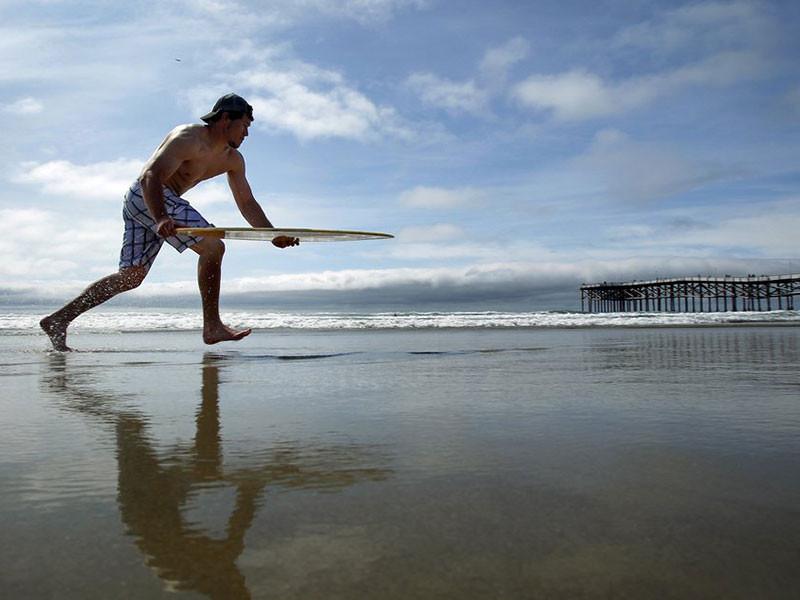 Hombre practicando Skimboard