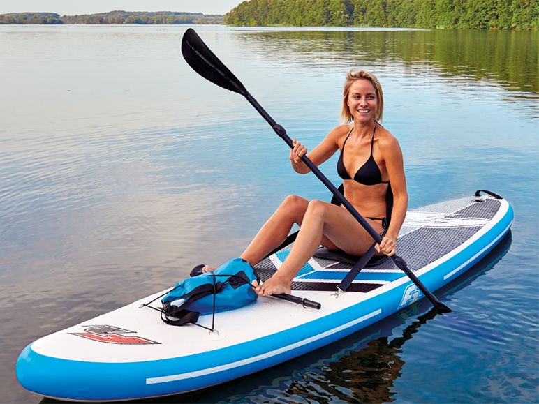 Mujer practicando paddle surf