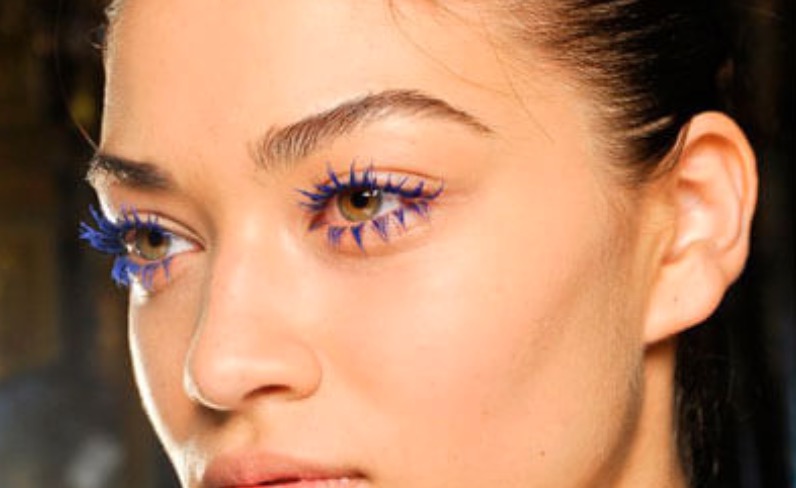 Mujer con las pestañas de colores