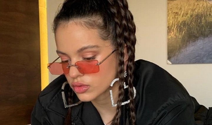 Rosalia con pendientes en forma de corazón