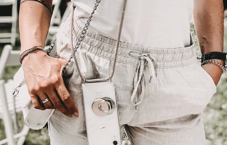 Funda de móvil con cordón