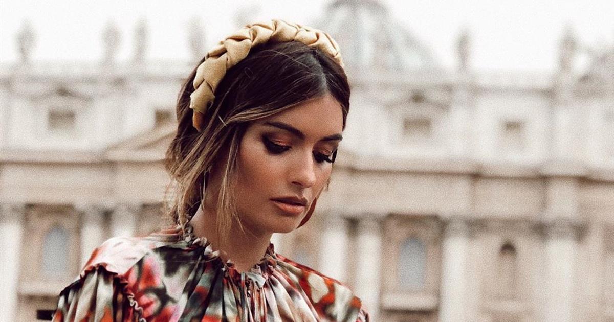 Influencer luciendo diadema