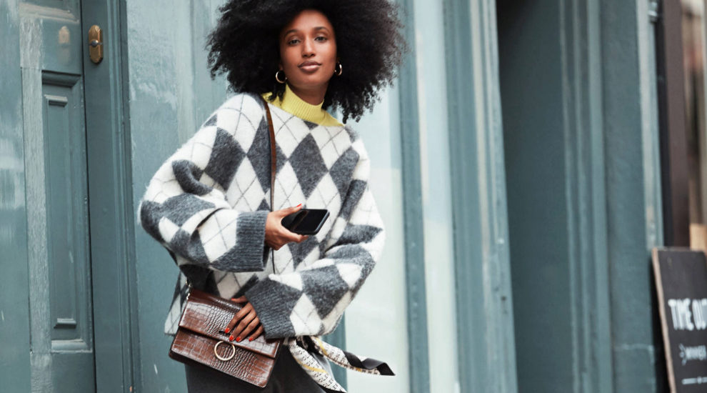 Street style con jersey de rombos