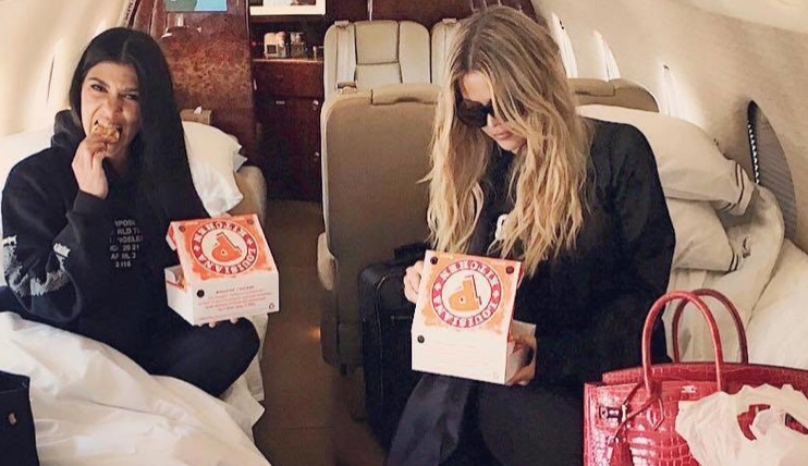Kardashians comiendo Popeyes