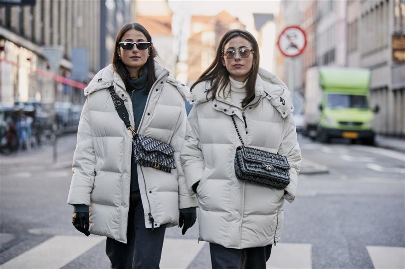 Street style con abrigos de plumas
