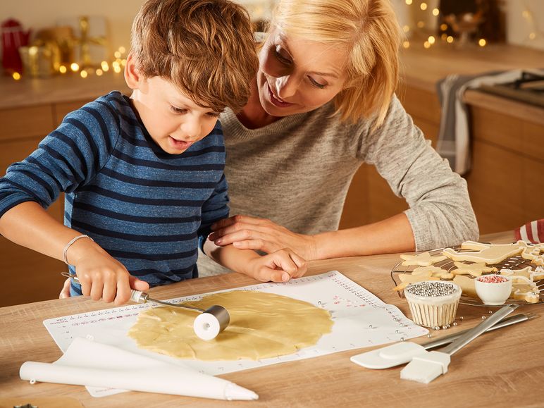 Niño haciendo repostería