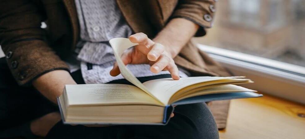Hombre leyendo un libro