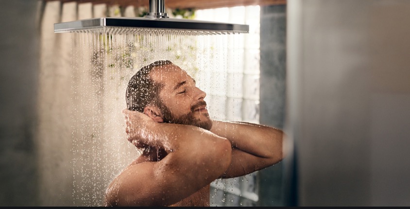 ¿Debemos ducharnos con agua fría o caliente? ¿Cuáles son los beneficios de tomar una ducha cada día?