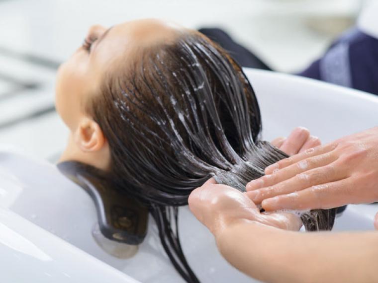 Beneficios de lavar tu pelo con azúcar