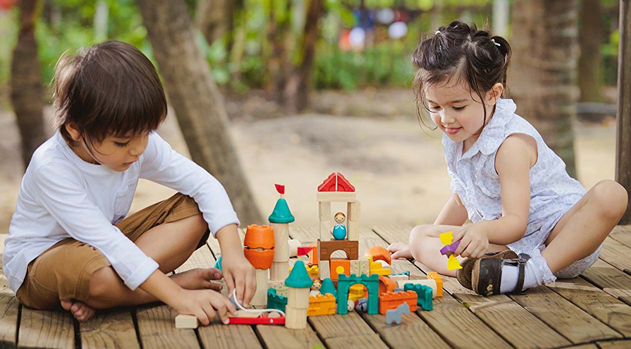 Niños con juguetes sin género