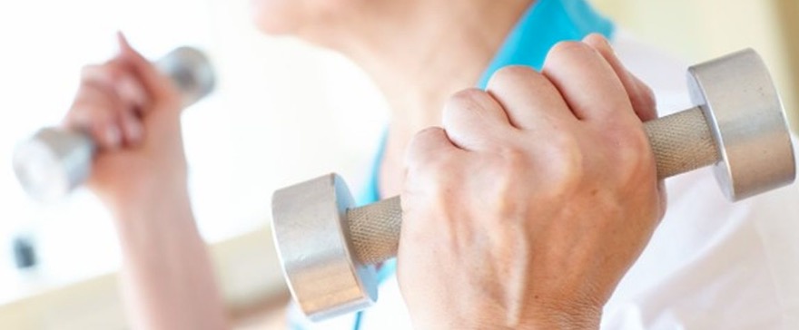 Mujer haciendo pesas