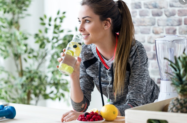 Mujer comiendo sano