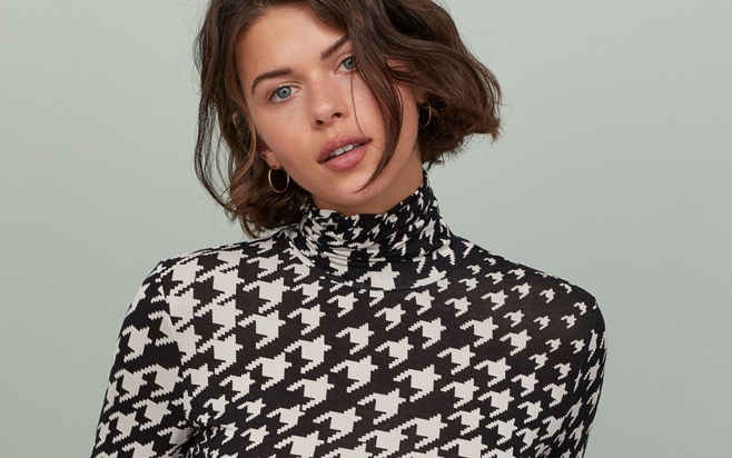 Modelo con estampado pata de gallo