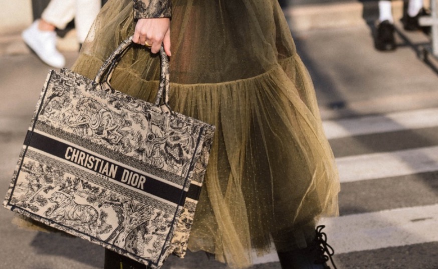 Mango clona el famoso bolso de 2.200 euros y lo vende por menos de 30