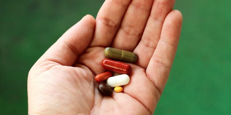 Mano sosteniendo varias pastillas