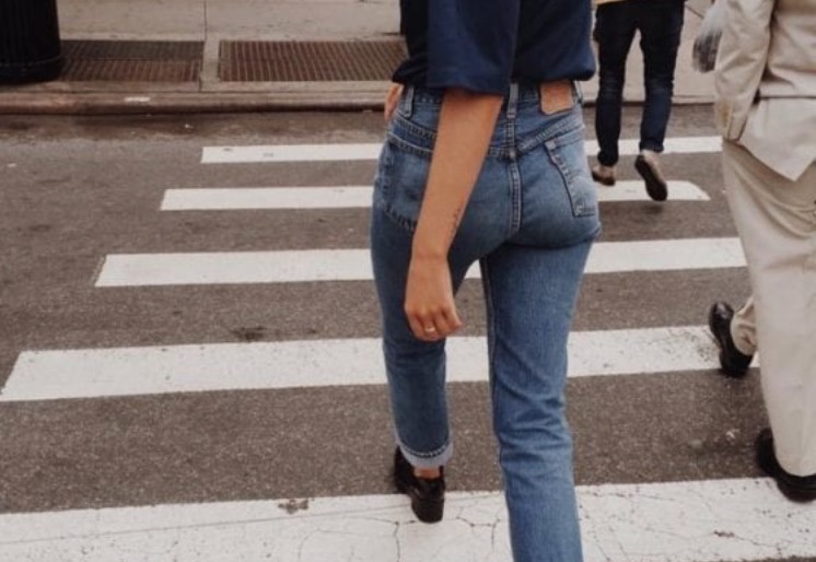 mujer luciendo Levis en su street style