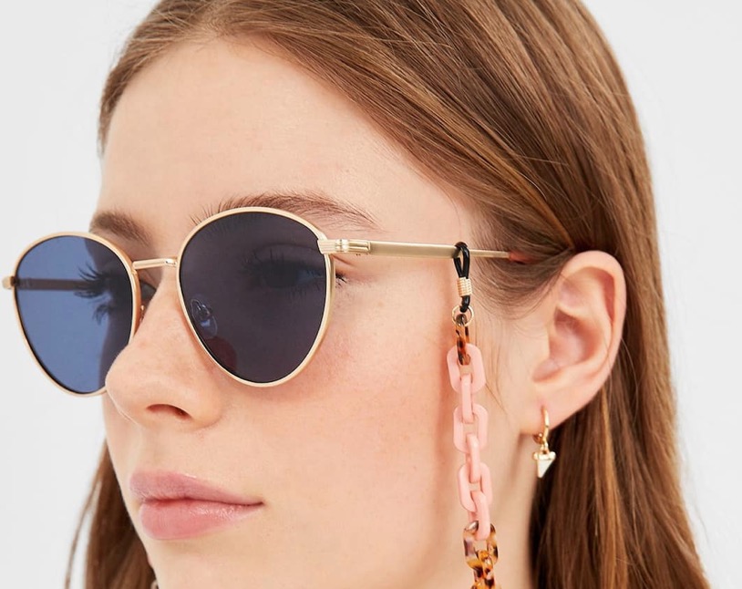 Las cadenas para gafas XL revolucionan Stradivarius y todos tus looks