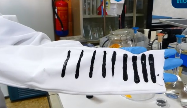 Camiseta con electricidad a partir de recursos naturales