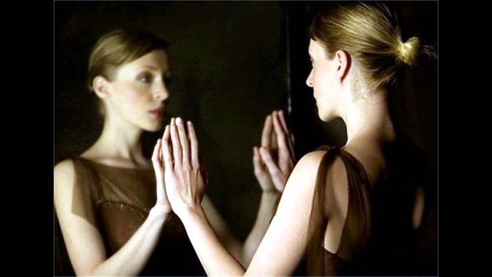 Curiosidades: ¿por qué vemos cosas extrañas tras mirarnos fijamente al espejo?