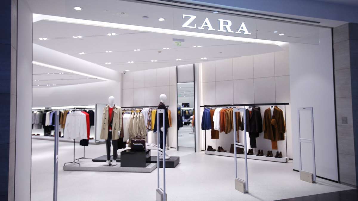Zara tiene estos pantalones que estilizan la figura y que además son elásticos