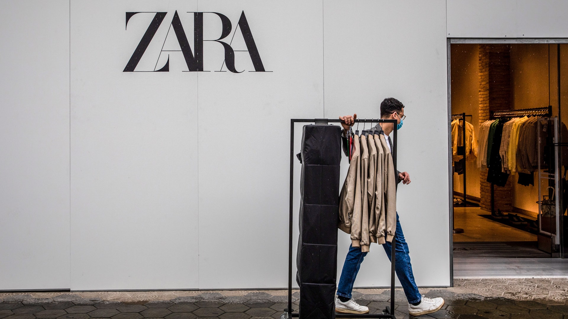 Zara lanza una falda que rejuvenece y fácil de complementar: cómprala aquí