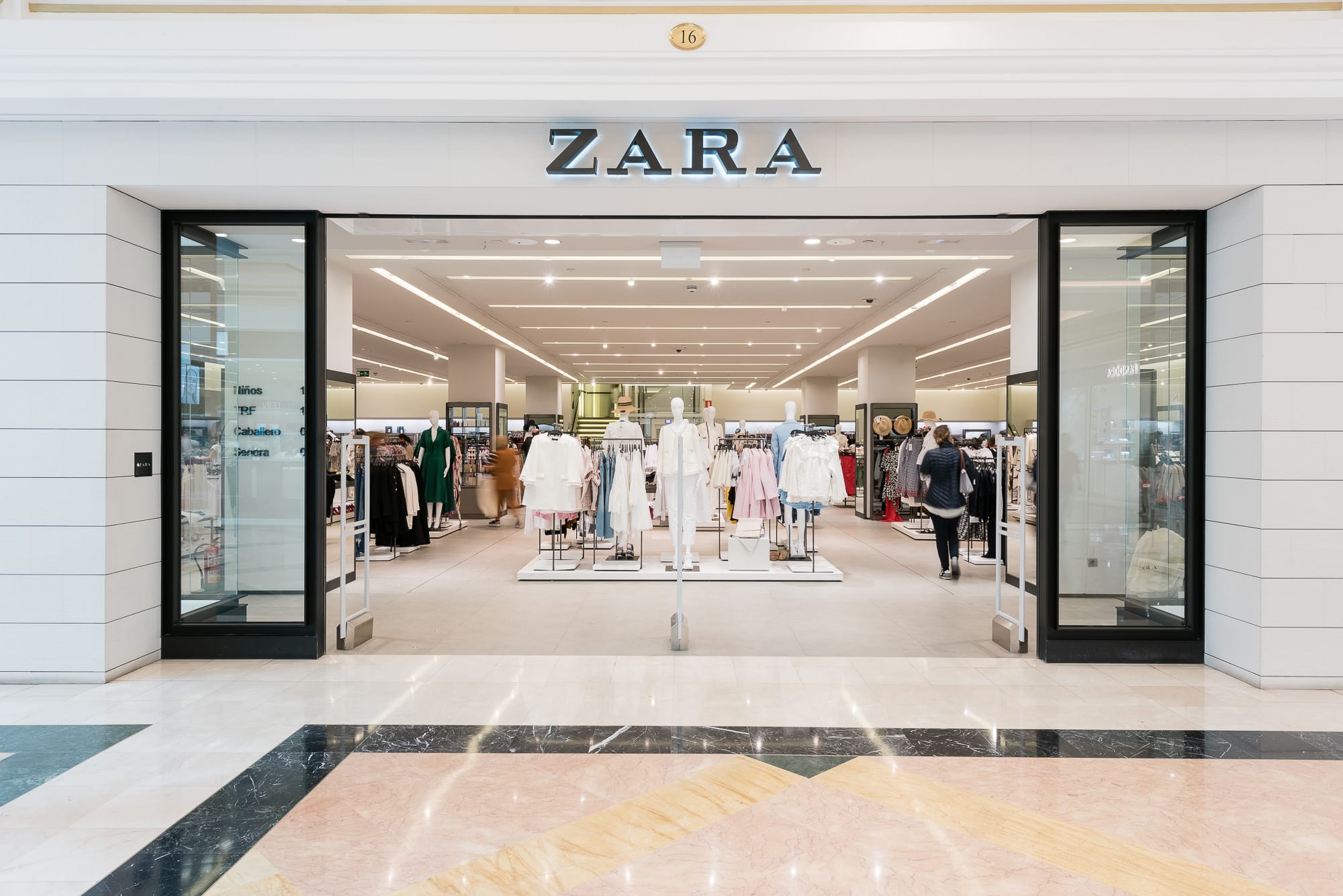 Zara lanza esta falda para el verano que se agota en horas pero que está llamada a volver