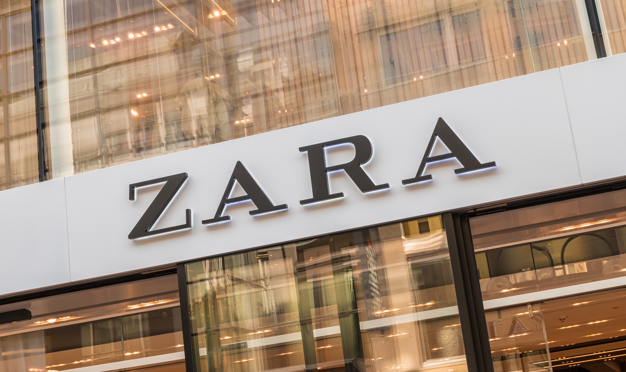 Zara versiona de nuevo la prenda llamada a ser el atuendo del verano y que puedes comprar aquí