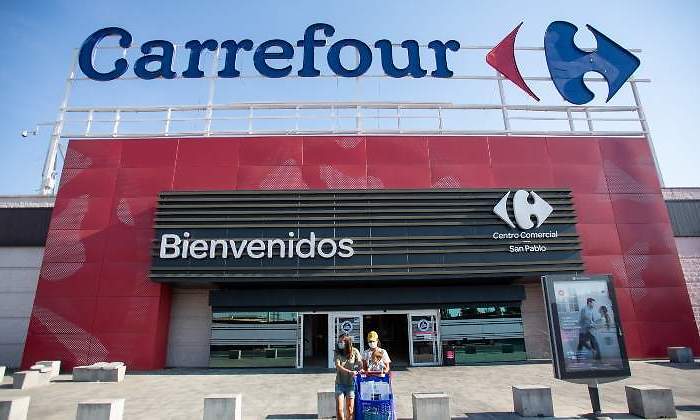 Carrefour rebaja esta tumbona con parasol que está causando furor