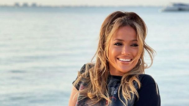 Este vaquero de Jennifer López lo hemos encontrado en versión talla grande y lo puedes comprar aquí