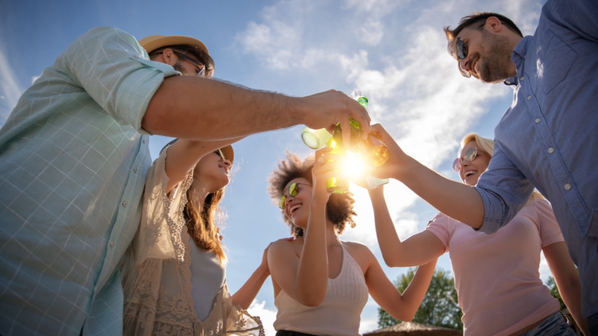 Vestir con estilo en la preboda: un look que fusiona lo casual y lo elegante para el novio