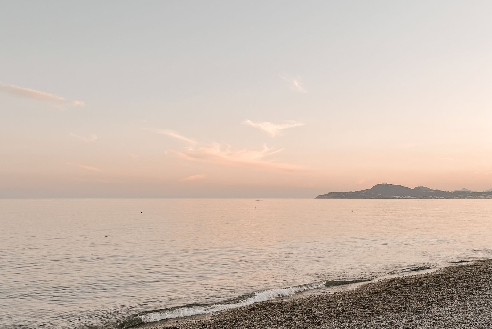 Playa de Cantarriján: un refugio natural en la costa de Granada