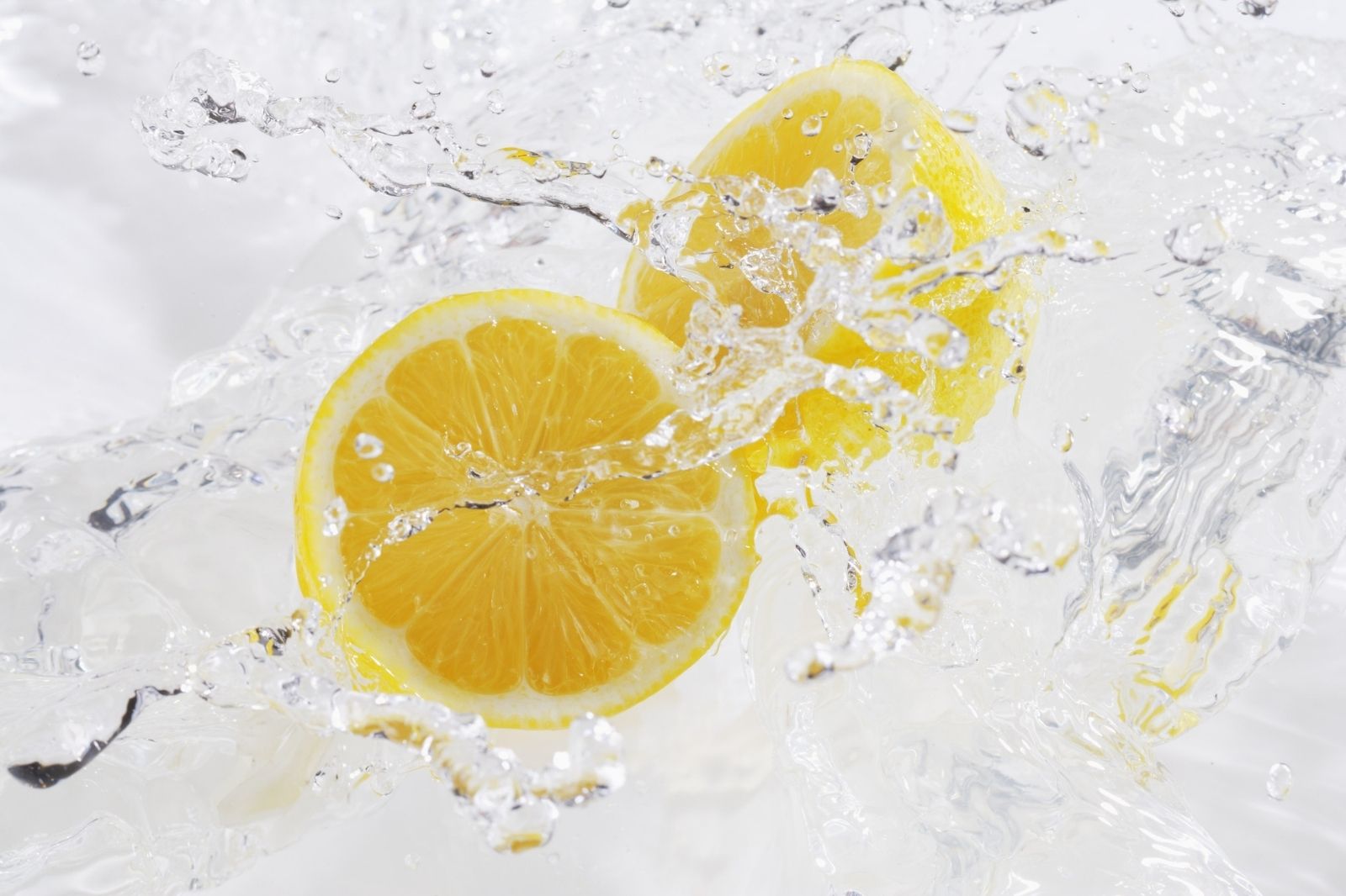 Agua de mar con limón en ayunas: qué debes saber antes de tomarla